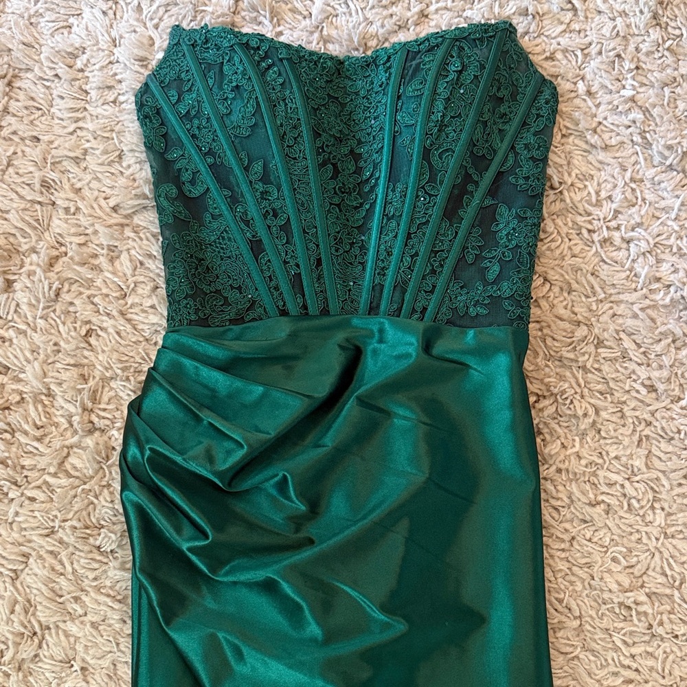 Sherri Hill Elegant Green Strapless Gown Dress; Size 2